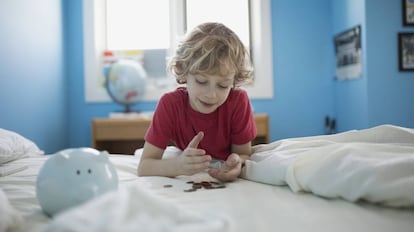 Un ni&ntilde;o contando dinero.