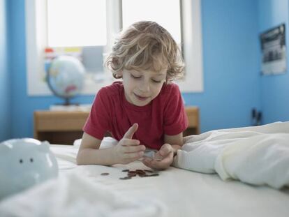 Un niño contando dinero.