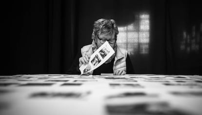 La fotoperiodista española Joana Biarné clasificando su archivo analógico.