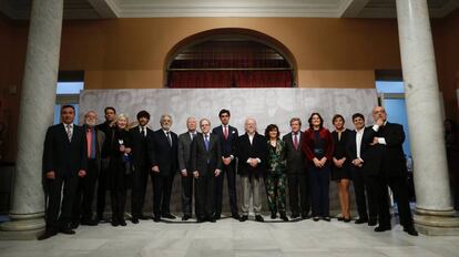 Foto de familia en homenaje a la generación del 27, este miércoles en el Ateneo de Sevilla.