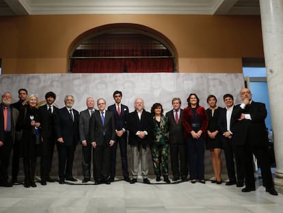 Foto de familia en homenaje a la generaci&oacute;n del 27, este mi&eacute;rcoles en el Ateneo de Sevilla.