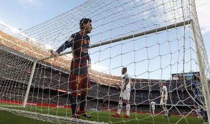 Messi en la red de la portería del Granada. 