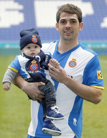 El centrocampista Víctor Sánchez Mata, que se encontraba sin equipo tras la quiebra económica del Neuchatel suizo, posa con su hijo Gerard, de 8 meses, como nuevo jugador del Espanyol para esta temporada y las tres siguientes.