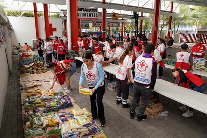Voluntarios trabajan en el centro de acopio de la Cruz Roja en Polanco (Ciudad de México), el 26 de octubre.