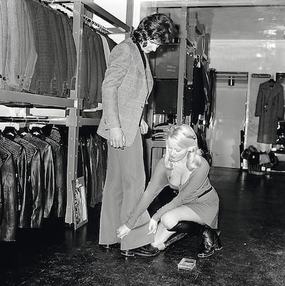 La actriz danesa Yutte Stensgaard le toma las medidas a Christopher Bennett en una imagen de 1972.
