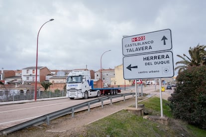 Entrada principal a Herrera del Duque desde la carretera Nacional 502 que va hasta Talavera de la Reina.