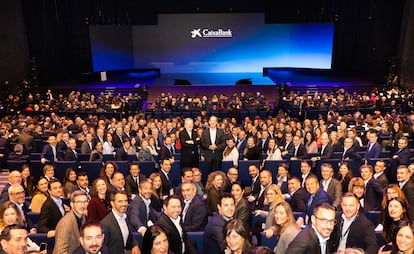 El presidente de CaixaBank, Tomás Muniesa, y el consejero delegado, Gonzalo Gortázar, en una cumbre con los directivos de la entidad.