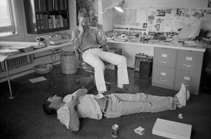 Ridley Scott en su oficina con Harrison Ford en 1981.