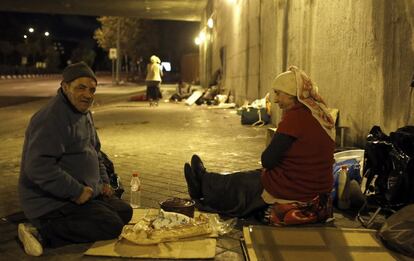 Conforme avanza la noche, el campamento va tomando forma.