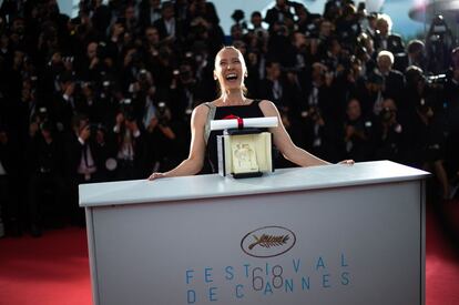 Emmanuelle Bercot posa con el galardón a la mejor actriz del festival, obtenido por 'Mi rey', del director francés Maïwenn Besco.