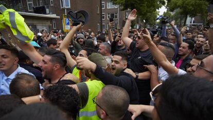 Un grupo de musulmanes celebra la cancelación de la barbacoa organizada por Pegida en Róterdam este jueves. 
 
 