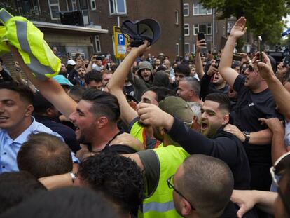 Un grupo de musulmanes celebra la cancelación de la barbacoa organizada por Pegida en Róterdam este jueves. 
 
 