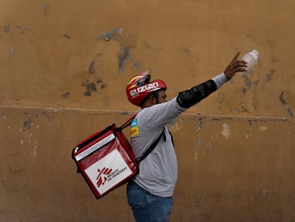 Un voluntario de Médicos Sin Fronteras durante una investigación del mosquito del dengue, en Honduras