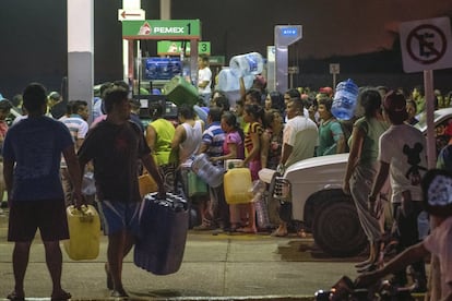 Apesar do tom compreensivo, a intervenção do presidente Enrique Peña Nieto não acalmou os protestos contra o aumento do preço da gasolina. Na quarta-feira, os distúrbios e os bloqueios se multiplicaram em todo o país. Na foto, uma multidão faz saques a um posto de gasolina em Allende, no Estado de Veracruz.