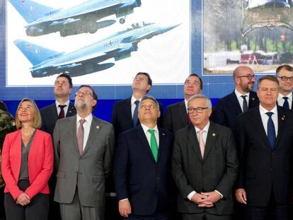 Los l&iacute;deres europeos observan un dron que los filma durante la ceremonia de inauguraci&oacute;n de la defensa europea.