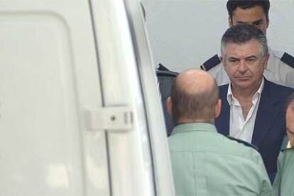 Juan Antonio Roca sale de los juzgados de Marbella tras declarar ante el juez.