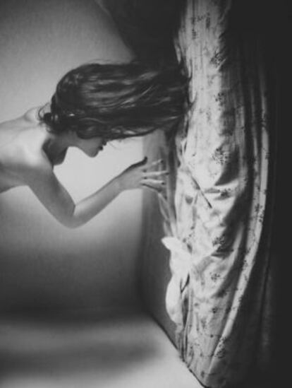 Silvia Grav, sobre la imagen: "Cada día un pájaro me observa y entiendo que eres tú; o quizá sea que ya dibujo plumas al mismo diablo si en él encuentro un motivo…".