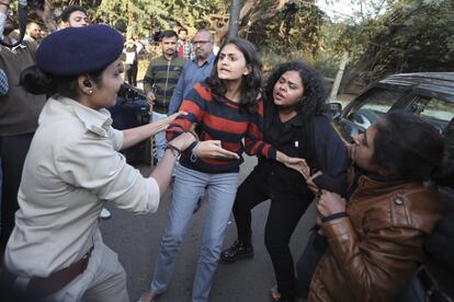 La norma sobre ciudadanía ha sido denunciada por partidos de la oposición y grupos de derechos humanos, que la tachan de discriminatoria y contraria al espíritu secular del país asiático. En la fotografía, la policía detiene a una manifestante en la ciudad occidental de Ahmedabad.