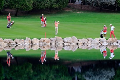 Gary Marks, de Inglaterra, en acción durante la segunda ronda del Sharjah Senior Golf Masters que se juega en Sharjah, Emiratos Árabes Unidos.