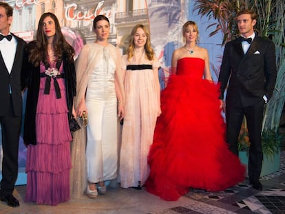 Desde la izquierda: Andrea Casiraghi y Tatiana SantoDomingo, Carlota Casiraghi, Alexandra de Hanover, Pierre Casiraghi y Beatrice Borromeo, durante el Baile de la Rosa en Mónaco, en 2016.