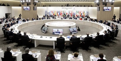 El primer ministro japon&eacute;s, Shinzo Abe, habla durante la primera comida de trabajo de la cumbre del G20.