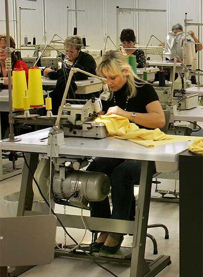 Trabajadoras en un centro de la textil Mango.