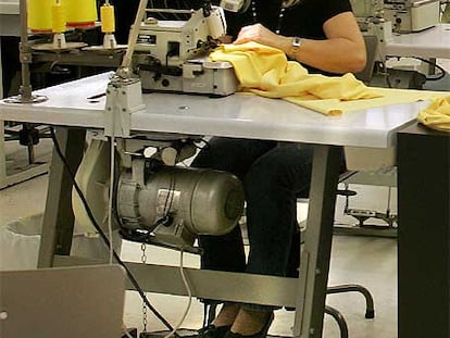 Trabajadoras en un centro de la textil Mango.