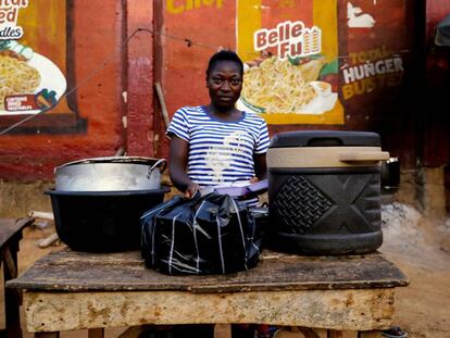 Tijanni Bilikisu, vendedora de alimentos, posa para una fotografía, mientras las autoridades continúan un encierro de 14 días en un intento por contener la COVID-19) en Abuja, Nigeria, el pasado 5 de abril de 2020. 