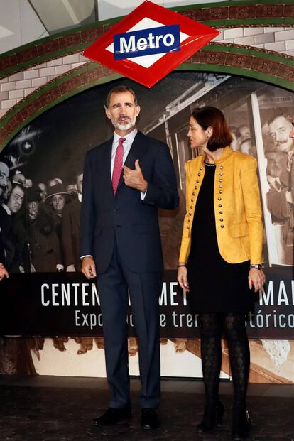 Felipe VI y la ministra posan durante la visita conmemorativa por el primer centenario de Metro de Madrid.