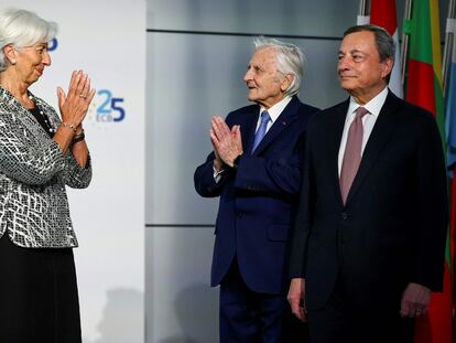 La presidenta del BCE, Christine Lagarde, junto a Jean-Claude Trichet y Mario Draghi durante la celebración del 25 aniversario del BCE.