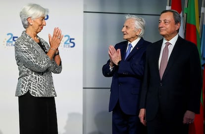 La presidenta del BCE, Christine Lagarde, recibe a los expresidentes de la institución Jean-Claude Trichet (en el centro) y Mario Draghi (a la derecha).