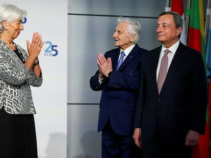 La presidenta del BCE, Christine Lagarde, junto a Jean-Claude Trichet y Mario Draghi durante la celebración del 25 aniversario del BCE.