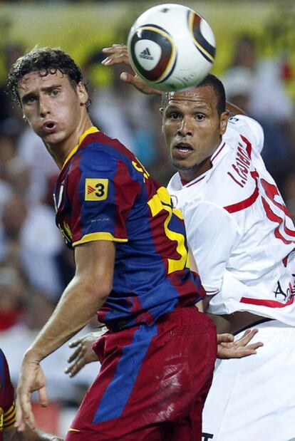 Gómez, ante Luis Fabiano en la ida de la Supercopa.