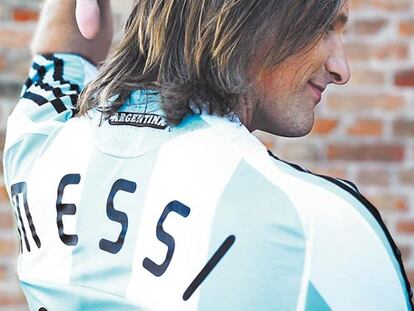 <b>Viggo Mortensen, gran aficionado al fútbol, en Venecia con la camiseta de Leo Messi de la selección argentina.</b>