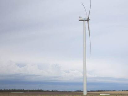 Una turbina eólica en un pasto en Libertad, en el departamento uruguayo de San José.