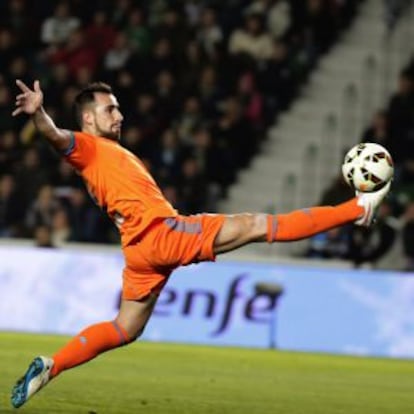 Paco Alcácer remata a puerta ante el Elche.