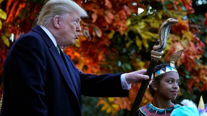 Donald Trump celebra Halloween junto a varios niños en la Casa Blanca, en Washington, el 28 de octubre.