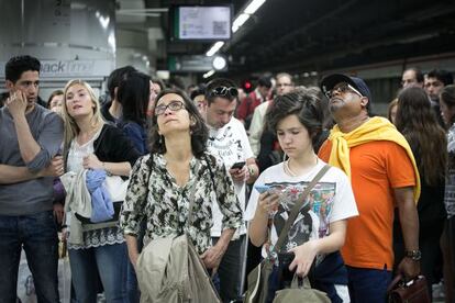 Usuaris de Rodalies esperen informació a l'estació de Sants.