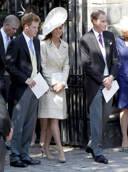 El príncipe Enrique junto a los duques de Cambridge, en una imagen del 30 de julio de 2011