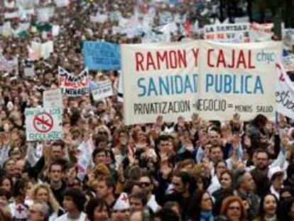 Manifestantes de la "marcha blanca", en la que trabajadores del sistema sanitario madrileño salen de los distintos hospitales de Madrid hasta llegar a la Puerta del Sol, para protestar por los recortes en los hospitales y centros de salud públicos