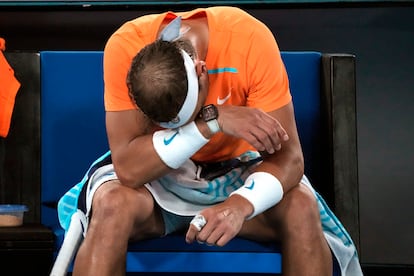 Nadal, cabizbajo en el banquillo de la Rod Laver Arena.