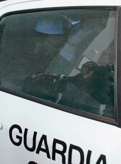 Uno de los supuestos terroristas era trasladado ayer en un coche de la Guardia Civil.