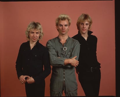 Sting, en el centro, durante una sesión de fotos con Stewart Copeland (derecha) y Andy Summers (izquierda), miembros de la banda The Police.