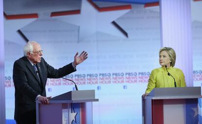 Hillary Clinton escucha una intervenci&oacute;n de Bernie Sanders.