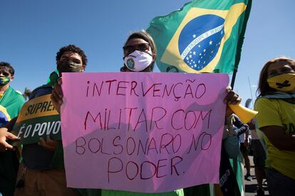 Partidarios del presidente de Brasil, Jair Bolsonaro, se manifestaron el pasado domingo frente a la sede del Comando General del Ejército, en Brasilia, para pedir "una intervención militar".