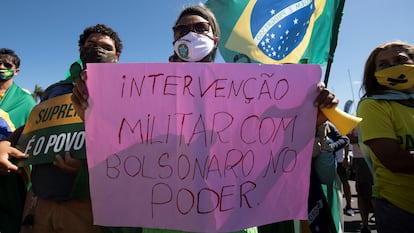 Militantes da extrema direita defendem presença de militares no Governo federal durante ato em Brasília, em junho de 2020.