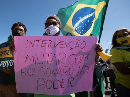 Militantes da extrema direita defendem presença de militares no Governo federal durante ato em Brasília, em junho de 2020.