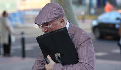El excomisario jubilado José Manuel Villarejo, a su llegada a los juzgados de Plaza de Castilla, en Madrid