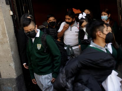 Estudiantes dejan la escuela tras el retorno de las clases presenciales, el pasado 3 de enero en Ciudad de México.