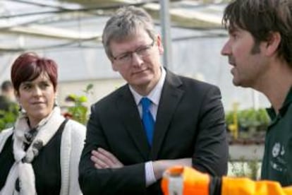 El comisario europeo de Empleo, Asuntos Sociales e Inclusión, Laszló Andor (c), durante su visita a la Escuela Taller de Aranzadi en Pamplona. EFE/Archivo